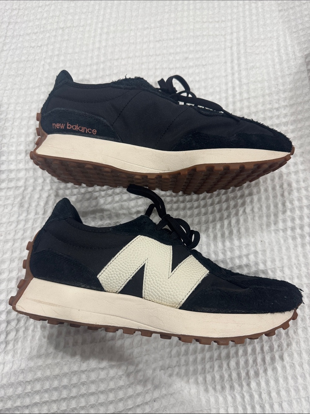 New Balance Black & Cream Retro Runner Shoes - Picture 2 of 7